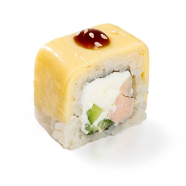 Suşi rulosu beyaz arkaplanda izole edildi