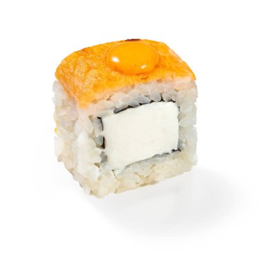 Suşi rulosu beyaz arkaplanda izole edildi