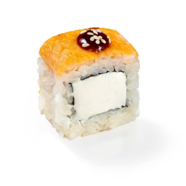 Suşi rulosu beyaz arkaplanda izole edildi