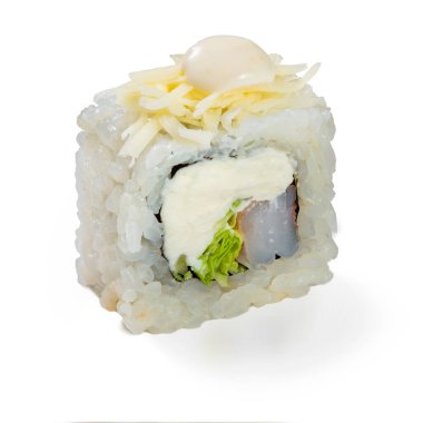 Suşi rulosu beyaz arkaplanda izole edildi