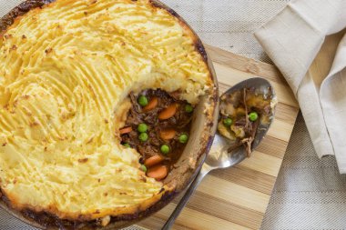 Cottage pasta yavaş pişirilmiş kuzu ve sebze ile. Üstten görünüm.