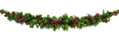 Noel çelenk üzerinde beyaz izole kırmızı çilek ile.