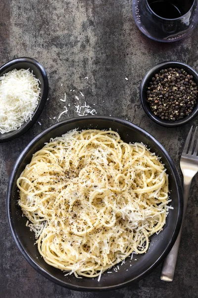 Cacio Pepe Spagetti Üstten Görünüm Geleneksel Talyan Peynir Biber Pasta — Stok fotoğraf