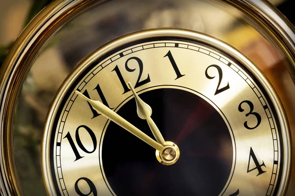 Reloj Dorado Manos Mostrando Cinco Minutos Hasta Medianoche —  Fotos de Stock