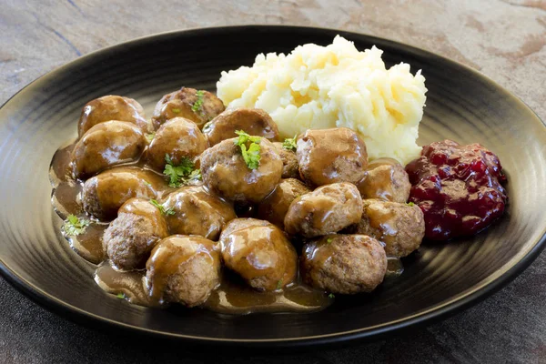 Albóndigas Suecas Con Puré Papas Salsa Arándano Sobre Plato Negro —  Fotos de Stock