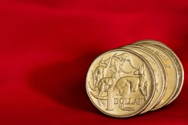 Moedas Australianas Dólar Sobre Fundo Vermelho Vibrante Com Copyspace — Fotografia de Stock