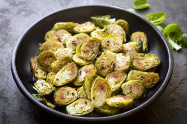 Kavrulmuş brussel kayrak siyah kase filizlenir. Yan görünüm.