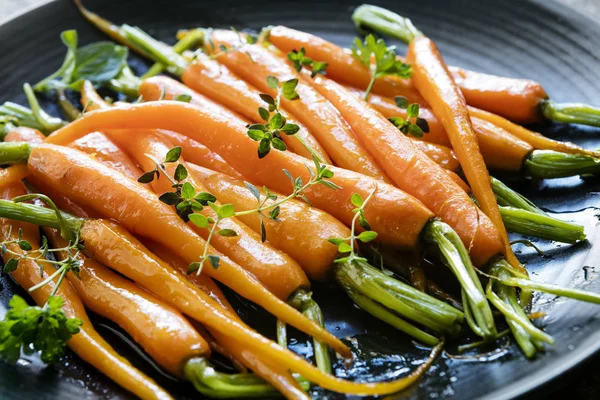 Carote Bambino Imburrate Arrosto Con Erbe Piatto Nero — Foto Stock