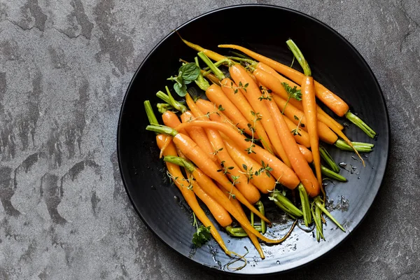 Roasted Buttered Baby Carrots Herbs Black Plate Top View Slate — Stock Photo, Image