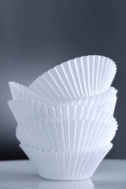 Yığın boş cupcake durumda tonlu arka plan üzerinde.