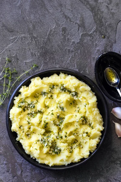 Kartoffelbrei Mit Olivenöl Knoblauch Zitrone Und Kräutern Draufsicht Auf Dunklem — Stockfoto