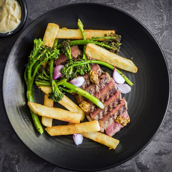 Steak and Chips with Broccolini Mustart Shallots and Bernaise Sa — Stock Photo, Image