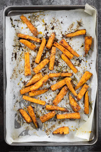 Zoete aardappel frietjes op de oven lade bovenaanzicht — Stockfoto