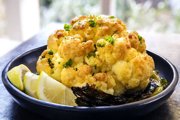 Roasted Whole Cauliflower with Lemon — Stock Photo, Image