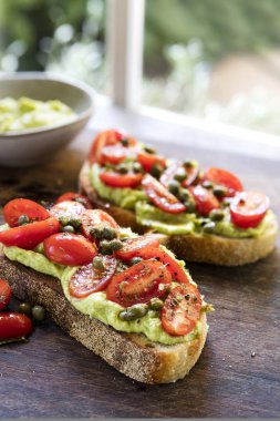 Kiraz Domates ve Kapari Salsa ile Avokado Tost