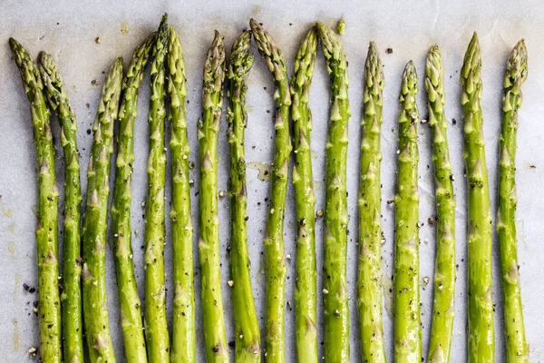 Lances d'asperges sur le plateau du four prêtes pour la torréfaction — Photo