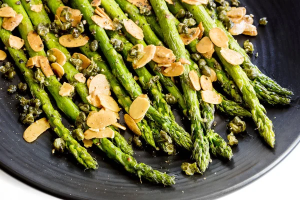 Gebrannter Spargel mit gerösteten Mandeln und Kapern — Stockfoto