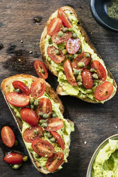 Kiraz Domates ve Kapari Salsa ile Avokado Tost