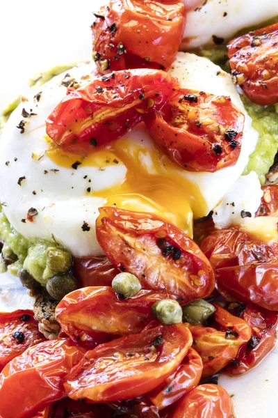 Poached Egg on Toast with Avocado Roasted Cherry Tomatoes and Ca — Stock Photo, Image