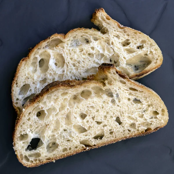 Sourdough Bread Slices Vista superior na ardósia — Fotografia de Stock
