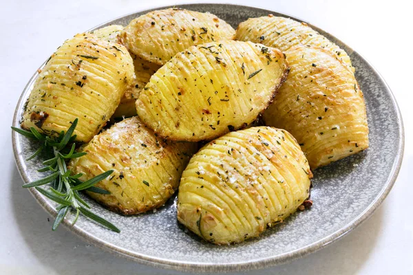 Hasselback aardappelen met rozemarijn — Stockfoto