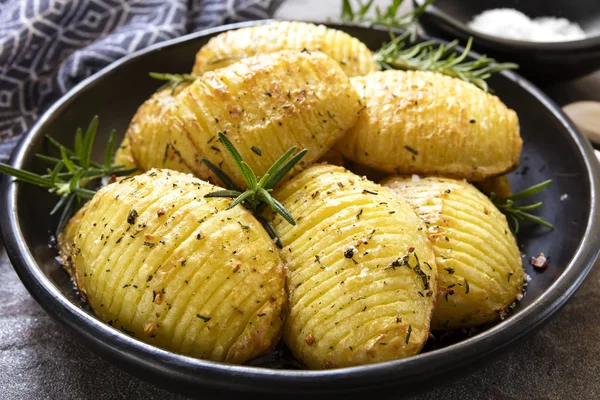 Hasselback-Kartoffeln mit Rosmarin — Stockfoto