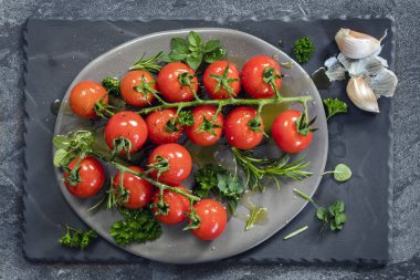 Otlar ile Vine kiraz domates zeytinyağı ve sarımsak üst görünüm