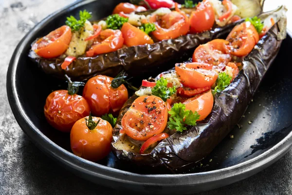 Kayrak üzerinde siyah çanak yan görünümde Eggplanti dolması — Stok fotoğraf
