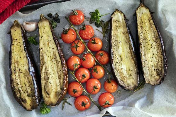 Roasting Eggplant and Vine Cherry Tomatoes on Oven Tray — Stock Photo, Image