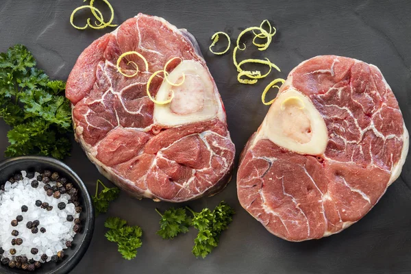 Osso Buco Terneral Shanks Raw Top View on Slate —  Fotos de Stock