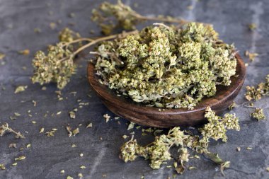 Kayrak üzerinde kase kurutulmuş kekik sprigs