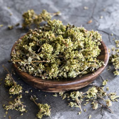 Kayrak üzerinde kase kurutulmuş kekik sprigs