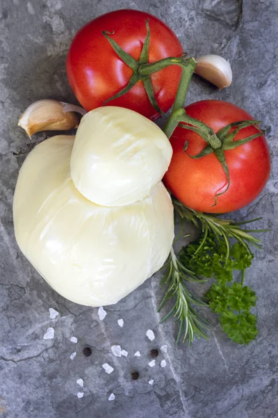 Fundo alimentar Mozzarella tomates alho e ervas vista superior — Fotografia de Stock