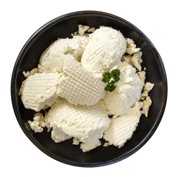 里科塔奶酪在黑碗顶视图孤立在白色 — 图库照片