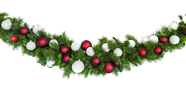 Grinalda de Natal com Baubles vermelhos e prateados isolados em branco — Fotografia de Stock