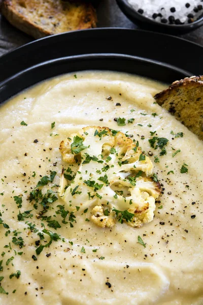 Zuppa di cavolfiori in ciotola nera rustica — Foto Stock