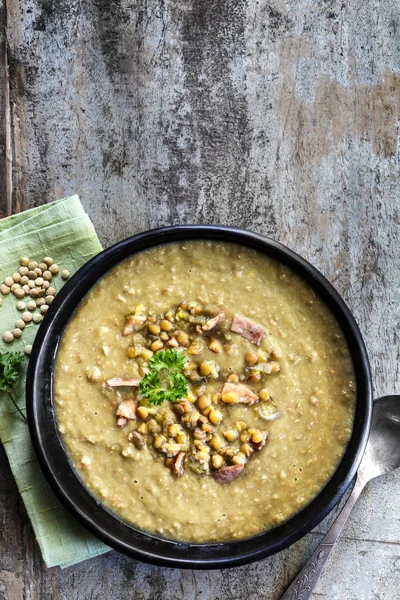 Linsensuppe mit Lauch und Speck — Stockfoto