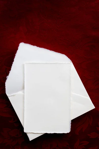Vintage Schrijfpapier Envelop Bovenaanzicht Levendige Rode Achtergrond — Stockfoto