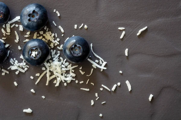 Frische Blaubeeren Und Kokosraspeln Auf Dunklem Schiefer Ansicht Von Oben — Stockfoto