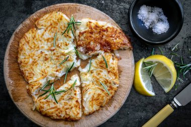 Patates rosti, tuzlu, limonlu ve otlu. İsviçre patatesi, üst manzara..