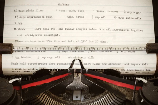 Máquina Escrever Vintage Com Receita Muffin Digitada Cartão — Fotografia de Stock