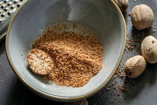 Muskatnuss Ganz Und Gerieben Rustikaler Schüssel Mit Reibe — Stockfoto