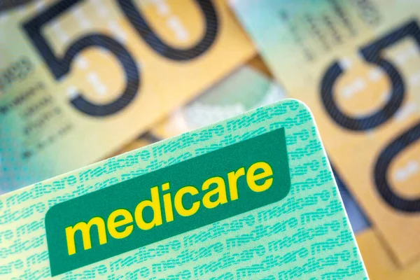 Cartão Medicare Australiano Sobre Fundo Dinheiro Desfocado Imagem De Stock