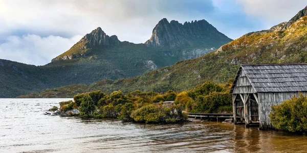 Jezioro Dove Góra Kołyski Tasmania Dawn Domkiem Łodzi Obrazy Stockowe bez tantiem