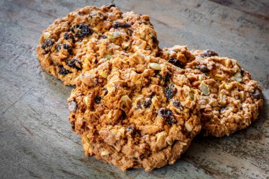 Kereste arka planında tahıllı kurabiyeler. Lezzetli, sağlıklı ev yemeği..