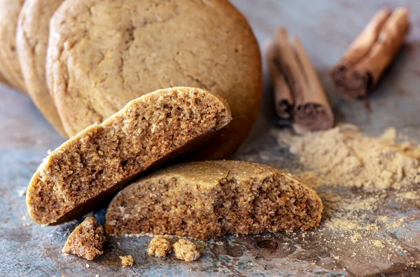 Zencefilli kurabiye, ev yapımı, tarçınlı. Lezzetli bir tatil yemeği..