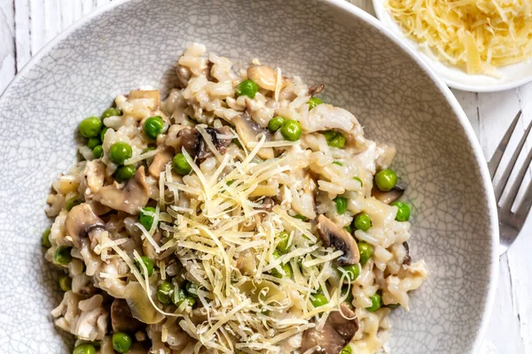 Risoto Cogumelos Tigela Cinza Elegante Com Ervilhas Parmesão Raspado — Fotografia de Stock