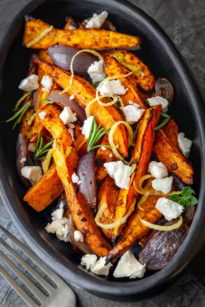 Batatas Fritas Com Queijo Feta Cebola Vermelha Prato Preto Oval — Fotografia de Stock