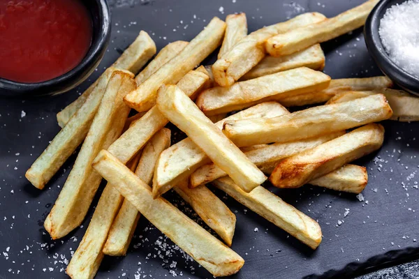 Frietjes Met Zeezout Ketchup Leisteen — Stockfoto