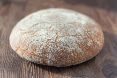 ahşap arka plan üzerinde taze kır ekmek